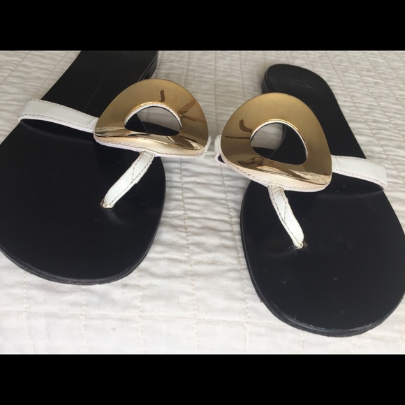 Giuseppe Zanotti white thong sandals w/gold circle - Picture 7 of 11
